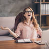 Femme heureuse de travailler RPA